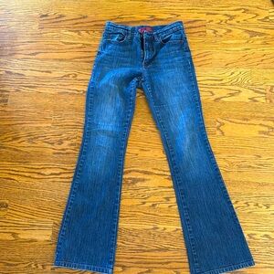 Women’s size 4 tall
Flare
Dark wash
NY & Co.
Denim